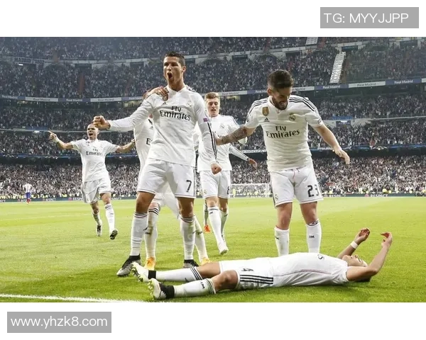 欧冠赛场惊现奇葩瞬间球迷冲入场内抢夺C罗球衣事件回顾 欧冠赛场惊现奇葩瞬间球迷冲入场内抢夺C罗球衣事件回顾