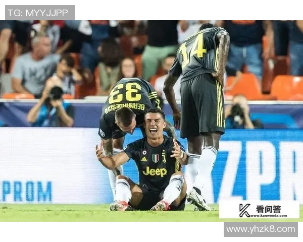 球迷疯狂冲入赛场抢夺C罗球衣引发热议的欧冠奇观