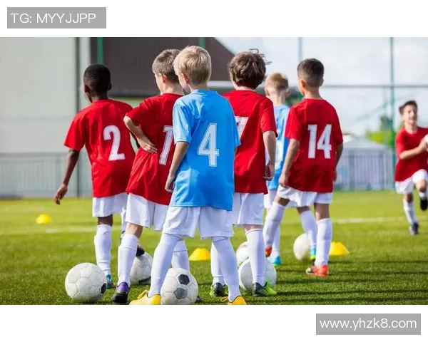 汉密尔顿与邓迪的激烈对决揭示足球战术与团队合作的精彩瞬间